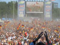 Die Übertragung des Spieles beim Fan Fest auf dem Heiligengeistfeld verfolgten 75.000 Zuschauer.