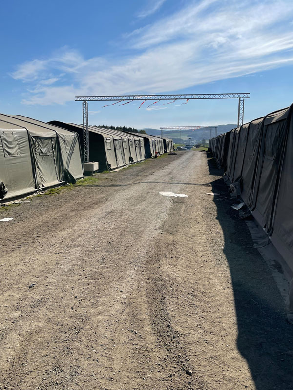 Die BW Zelte dienten als Schlafunterkunft, Sanitär- und Gemeinschaftsräume für die Helfer der Organisationen im Einsatz.