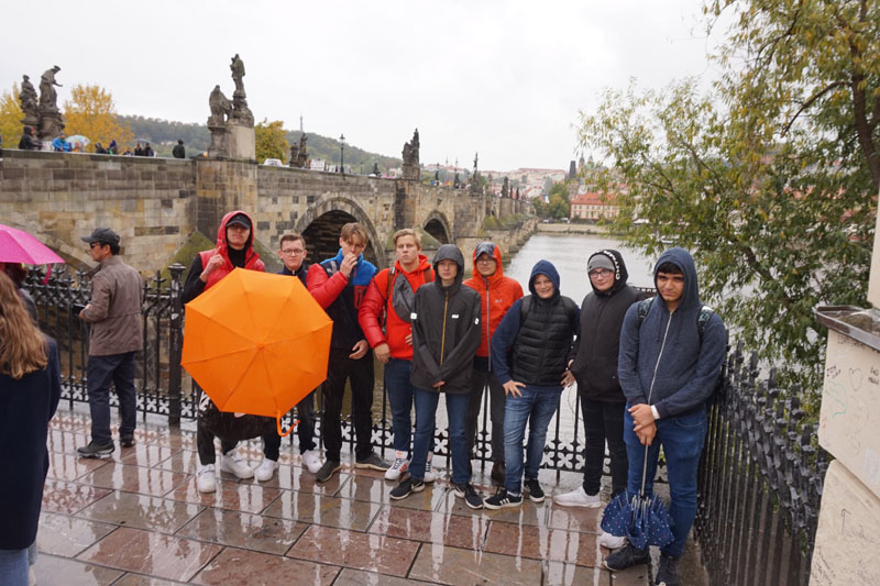Nach der Stadtführung machten wir ein Gruppenfoto vor der Karlsbrücke.