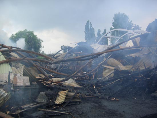 Vor Ort war eine Lagerhalle eines Palettenherstellers komplett ausgebrannt.